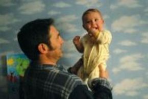 Sergi López y un niño con alas en la película 'Ricky'