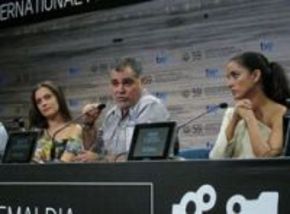 Benito Zambrano ofrece una rueda de prensa en el Festival de San Sebastián