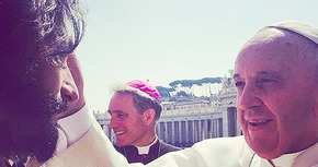 Rodrigo Santoro recibe la bendición del Papa en pleno rodaje de 'Ben-Hur'