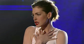 Vídeo: Anne Hathaway canta 'Wrecking Ball' imitando a Miley Cyrus