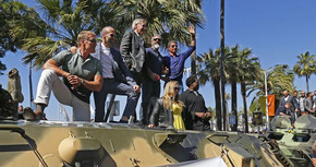 'Los mercenarios 3 ', presentada en Cannes con un despliegue de tanques