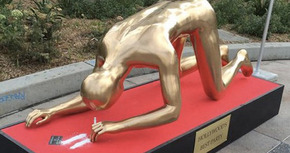 Un artista callejero expone la escultura de un Oscar esnifando coca
