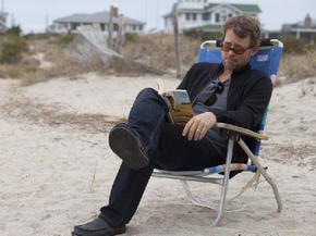 Greg Kinnear protagoniza 'Un invierno en la playa', desde hoy en cines